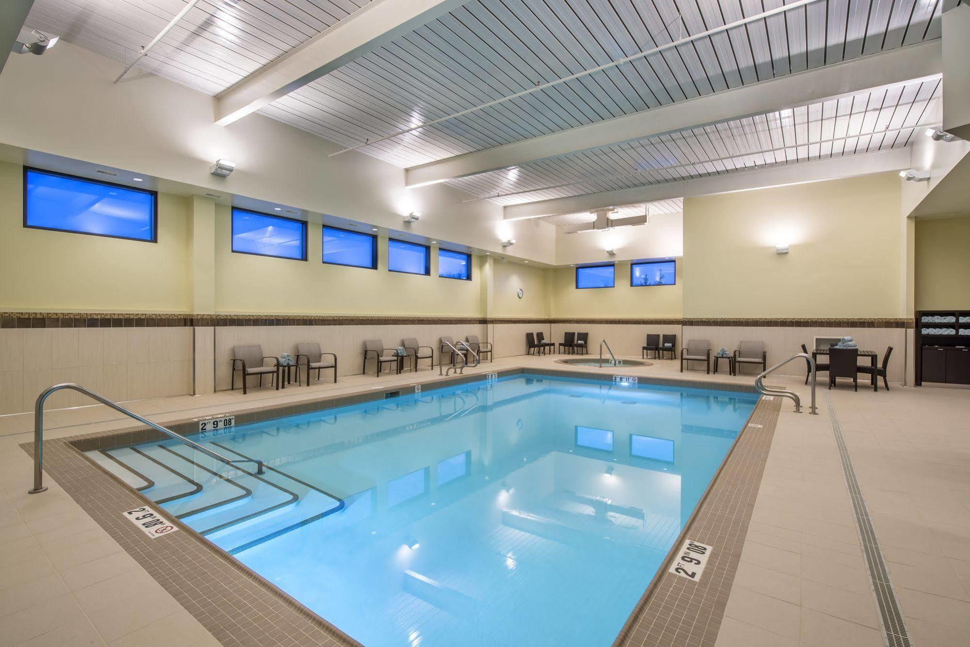 Hotel Dene & Conference Centre Cold Lake エクステリア 写真