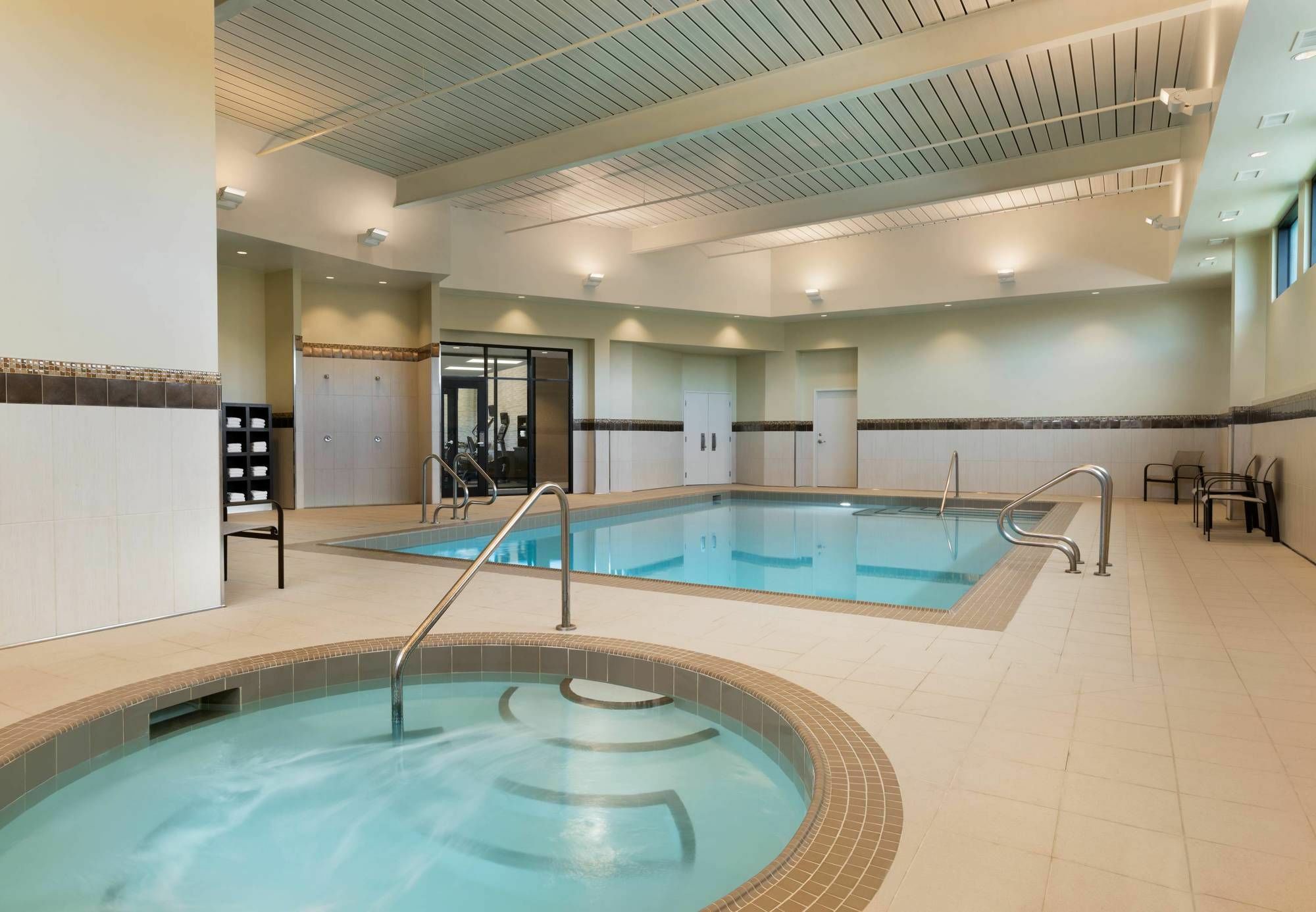 Hotel Dene & Conference Centre Cold Lake エクステリア 写真
