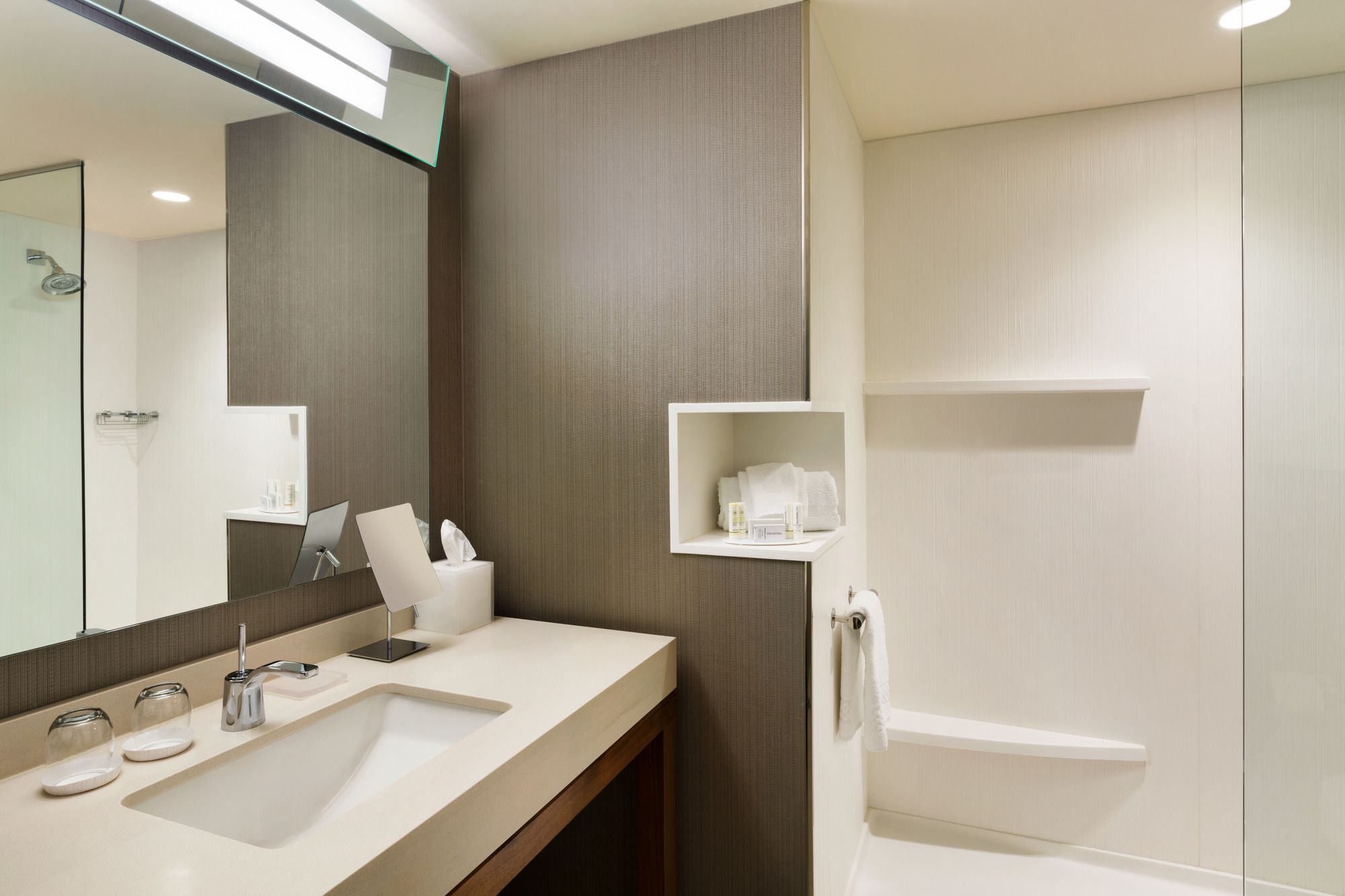 Hotel Dene & Conference Centre Cold Lake エクステリア 写真